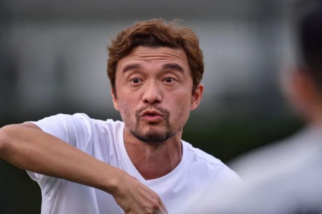 出差被两男同事玩到吹潮